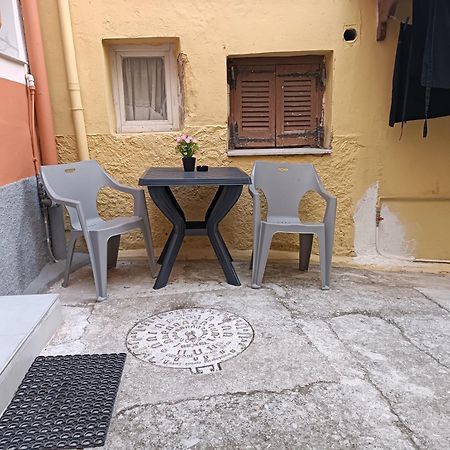 Newly Renovated Apartment Next To The Port Mantouki Exterior photo